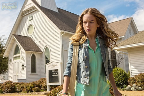 Britt Robertson è In Qualche Nuova Foto Ufficiale Di Under The Dome